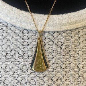 Elegant vintage van Doran Gold tone Pendant Necklace